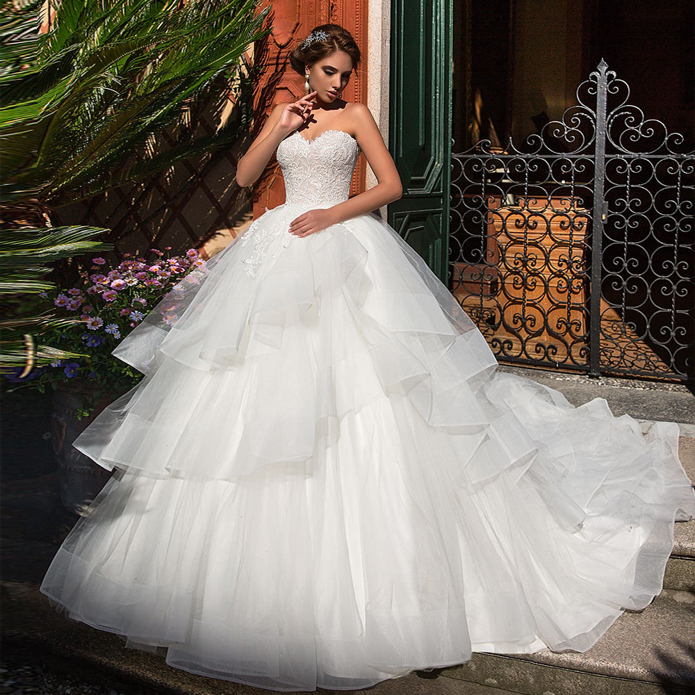 2021 New Exquisite Tulle Sweetheart Ball Gown Wedding Es Ruffles Lace Appliques Tiered Bridal Vkwe, Red
2021 New Exquisite Tulle Sweetheart Ball Gown Wedding Es Ruffles Lace Appliques Tiered Bridal Vkwe, Red