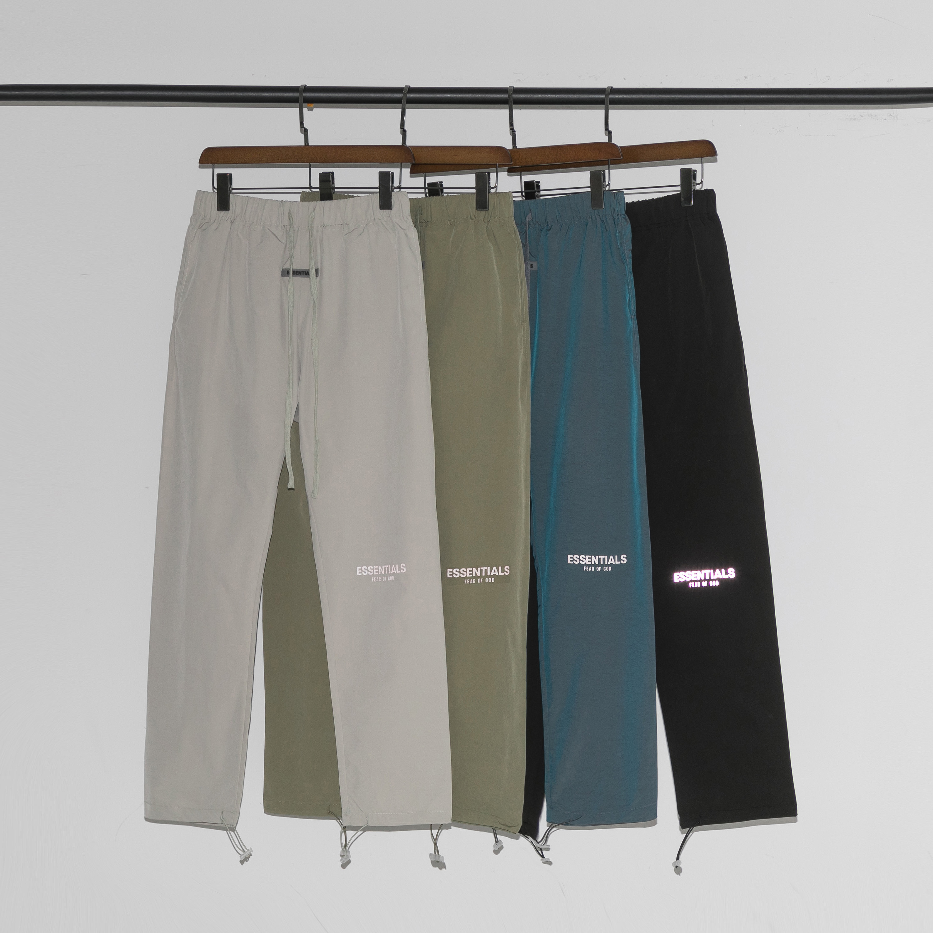 Designer mens track pants SS fear of god essentials FOG essential jogger crgo men bodybuilding 3M Reflective trousers casual letter print, Black
Designer mens track pants SS fear of god essentials FOG essential jogger crgo men bodybuilding 3M Reflective trousers casual letter print, Black