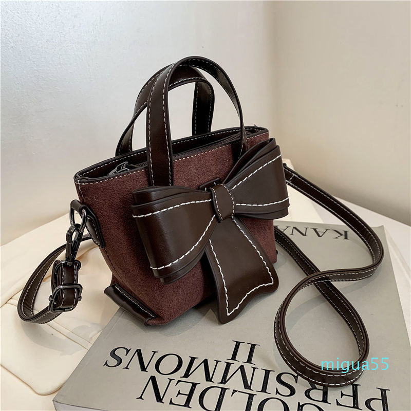 Gentle temperament bucket bag, Red