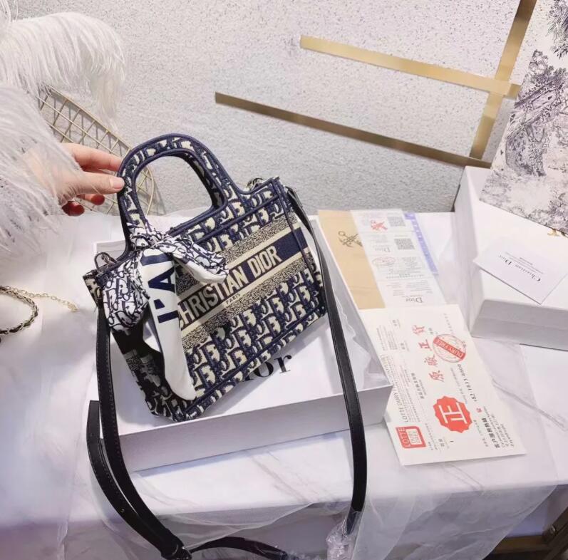7A High Quality Fashion women Shoulder bags Pu leather chain bag Crossbody Messenger Female handbag wallet Woman's desginmer handbags p, Red;black
7A High Quality Fashion women Shoulder bags Pu leather chain bag Crossbody Messenger Female handbag wallet Woman's desginmer handbags p, Red;black