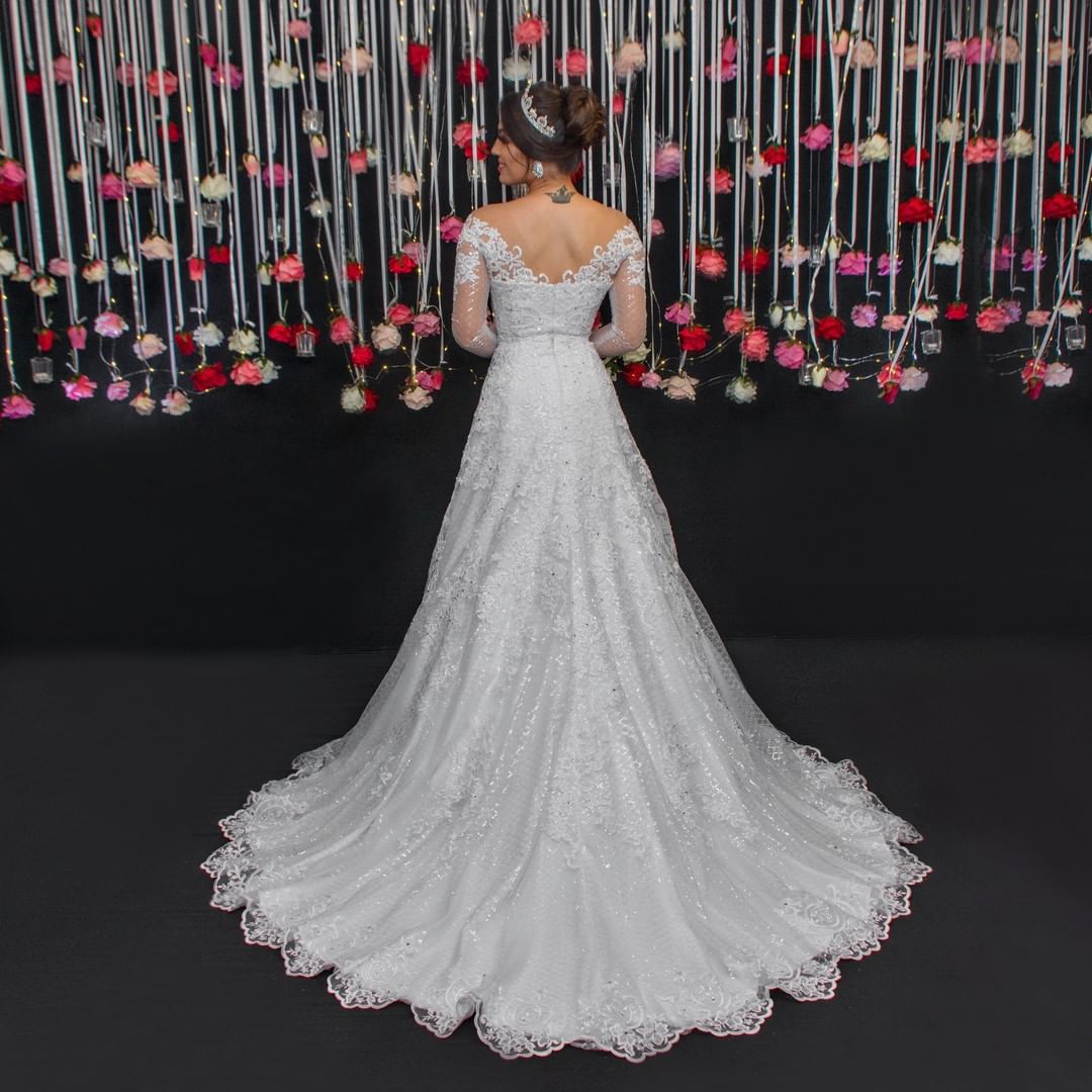 Beaded Lace Charming Wedding Dresses Sheer Plunging Neck Long Sleeves Bridal Gowns Plus Size Sequined Sweep Train Robe De Marie