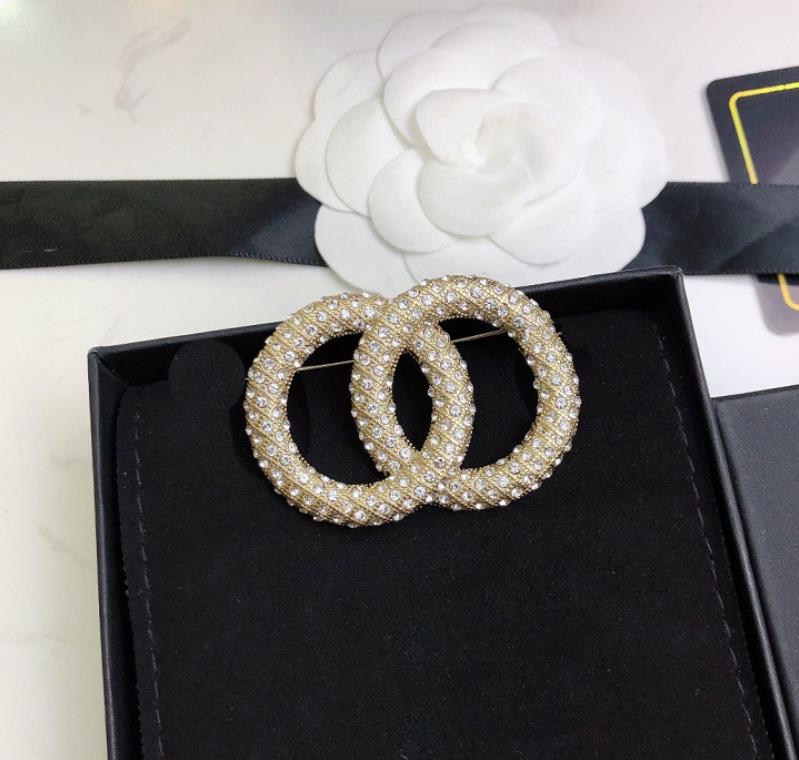 Xiaoxiangfeng 2020 new full diamond brooch European and American fashion brass 14K coat pin, Gray
Xiaoxiangfeng 2020 new full diamond brooch European and American fashion brass 14K coat pin, Gray