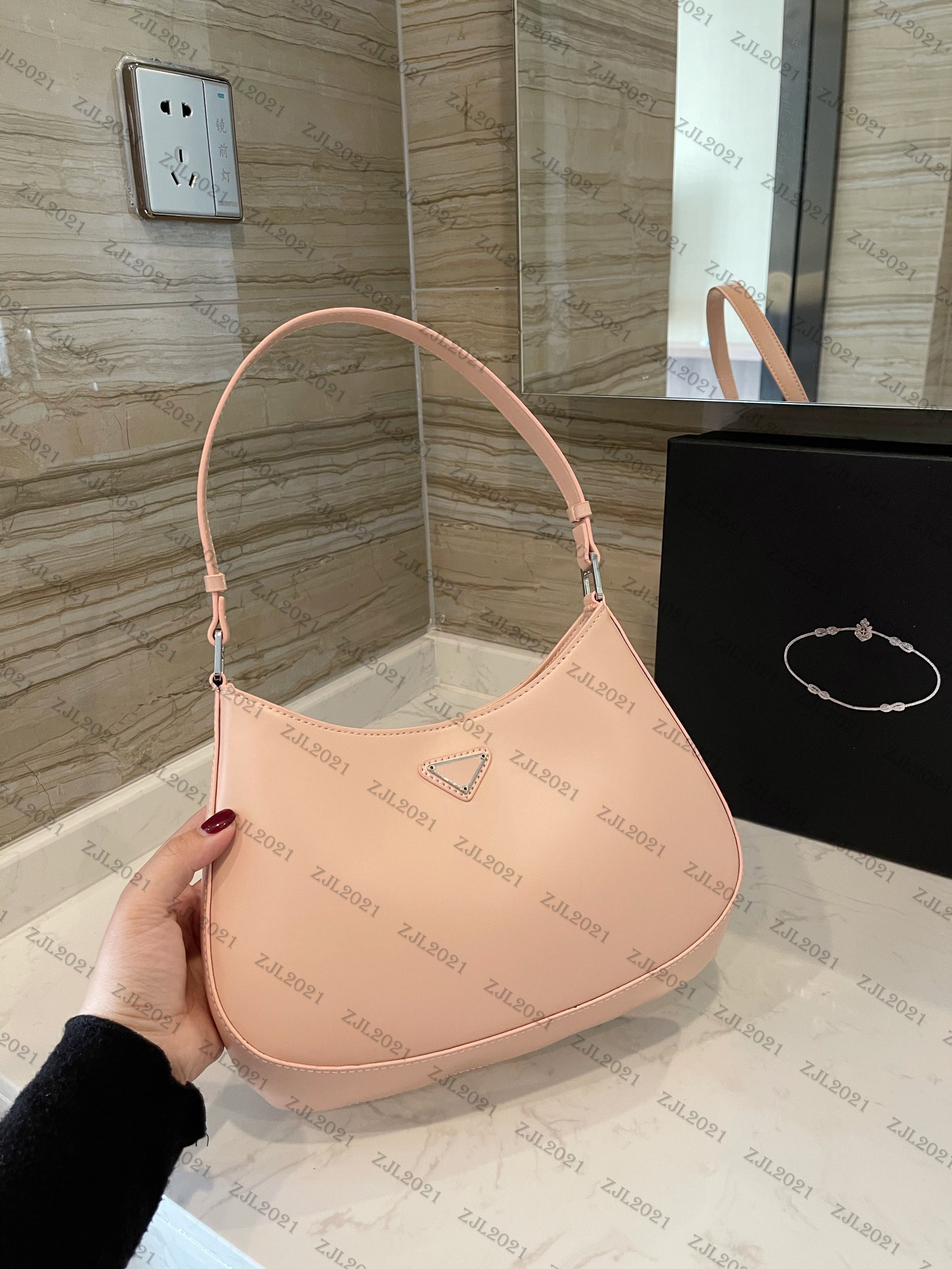 Women Luxurys Designers Bags 2021 Spring/Summer Underarm Bags Fashion New Moon sac Cowhide Matte Simple Handbag Sac à une épaule
Women Luxurys Designers Bags 2021 Spring/Summer Underarm Bags Fashion New Moon sac Cowhide Matte Simple Handbag Sac à une épaule