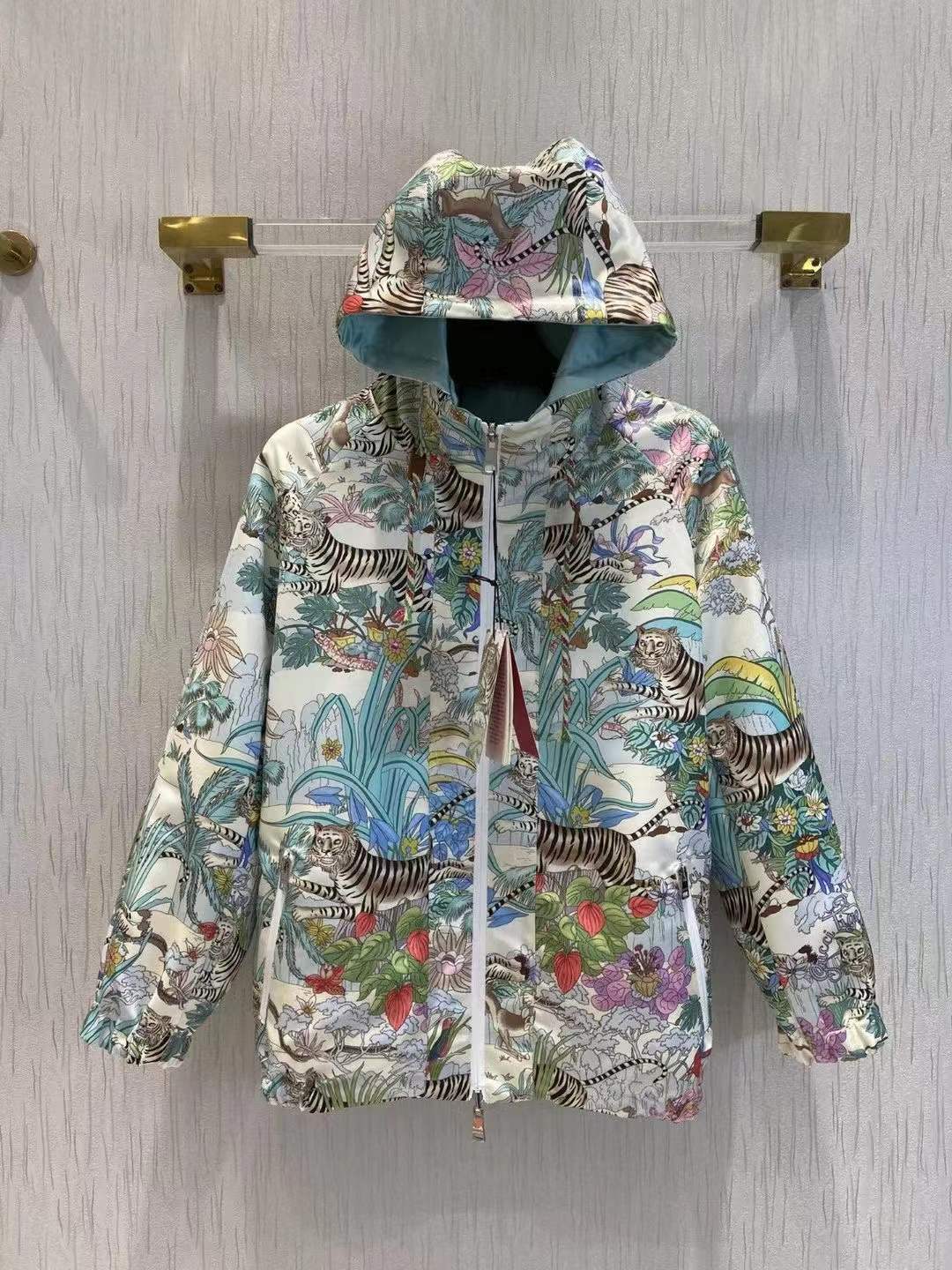 Milan Runway Jackets 2022 Spring Hooded Long Sleeve Print Women' coats Designer Coats Brand Same Style Outerwear 0219-17, Picture color
Milan Runway Jackets 2022 Spring Hooded Long Sleeve Print Women' coats Designer Coats Brand Same Style Outerwear 0219-17, Picture color