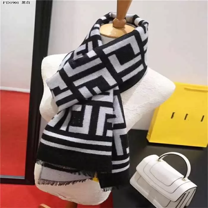 180*30cm Big Size Women Printed embroidery Scarf Silk Winter Print Foulard Satin Square Head Scarves Women Luxury Designer Shawls
180*30cm Big Size Women Printed embroidery Scarf Silk Winter Print Foulard Satin Square Head Scarves Women Luxury Designer Shawls