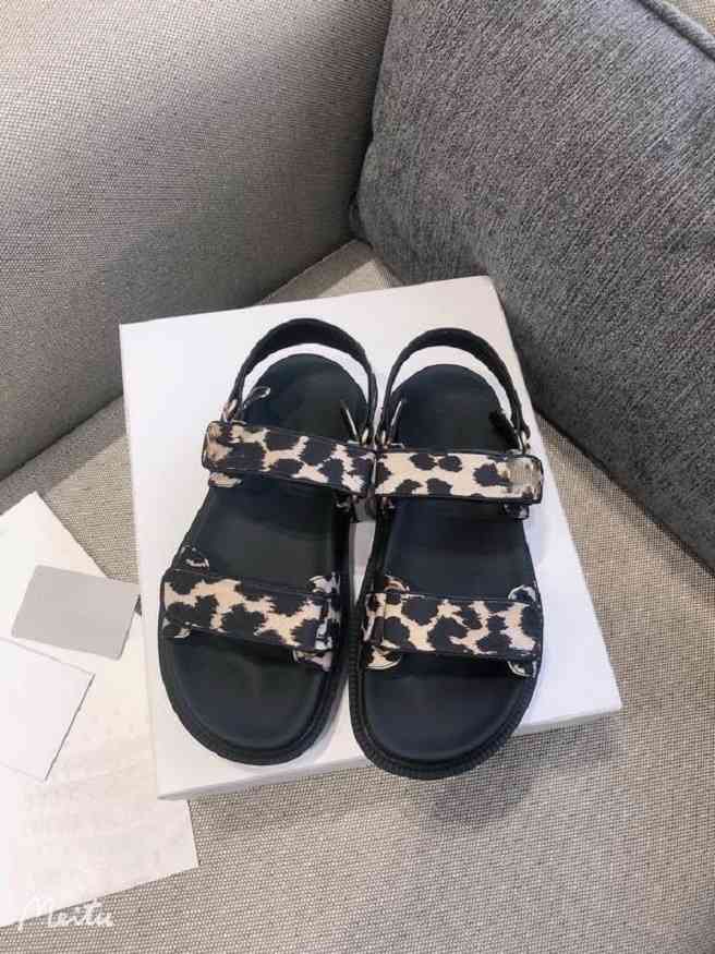 Sandals luxury shoes women slides Casual Hook & Loop leopard print leather with high quality in box sizes 35-40 I9G8
Sandals luxury shoes women slides Casual Hook & Loop leopard print leather with high quality in box sizes 35-40 I9G8