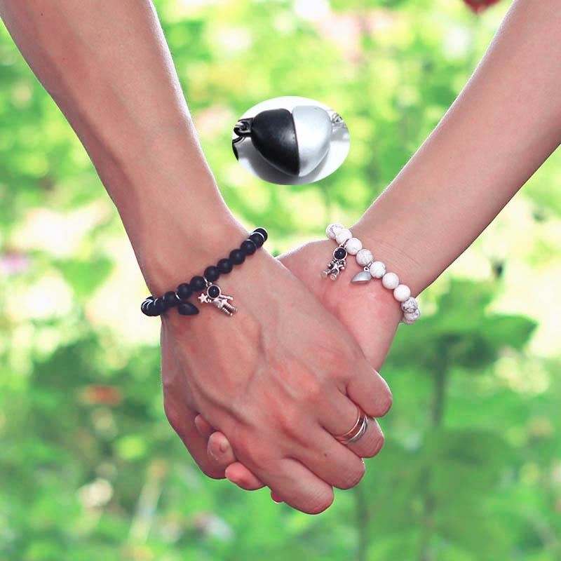 Charm Bracelets 2pcs Black White Heart Magnet Couple Bracelet Onyx Stone Beaded Braslet Paired Moon Doll Cosmonaut Pendant Braclet BFF Braza
Charm Bracelets 2pcs Black White Heart Magnet Couple Bracelet Onyx Stone Beaded Braslet Paired Moon Doll Cosmonaut Pendant Braclet BFF Braza