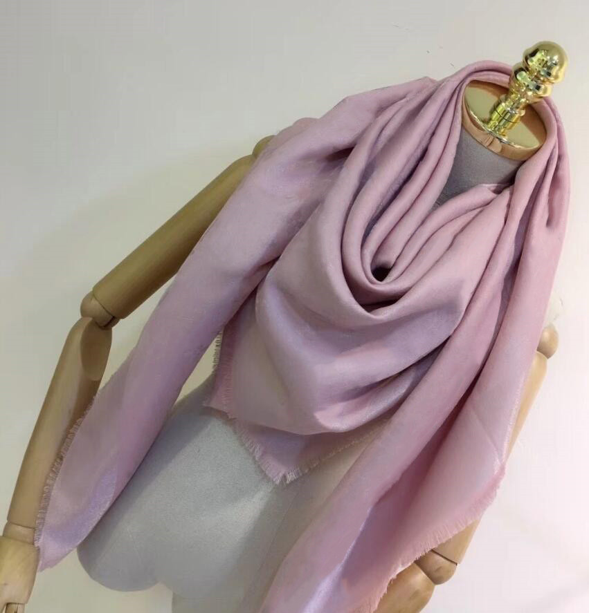 Designer Silk Scarf Scarves 4 Season Scarfs Woman Shawl Letter Pattern Long Square Shawls High Quality with Box 140140cm
Designer Silk Scarf Scarves 4 Season Scarfs Woman Shawl Letter Pattern Long Square Shawls High Quality with Box 140140cm
