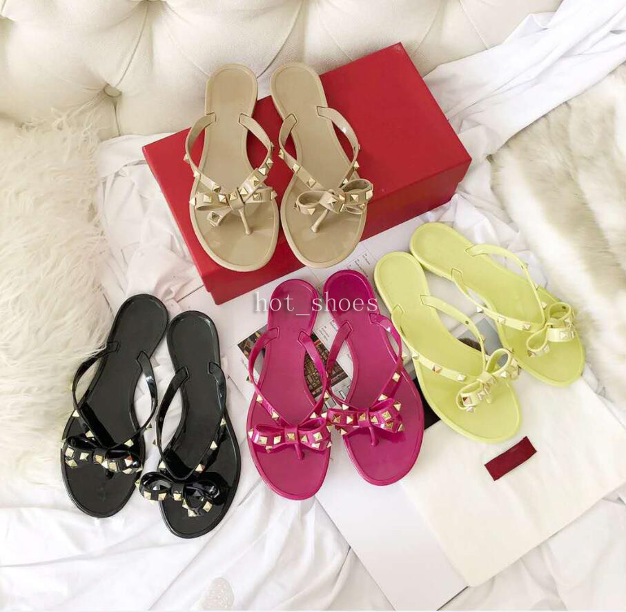Womens Slippers Luxury Fashion Rockstud Spikes Bowknot Designer Sandals Summer Rubber clip toe rivet slipper Indoor Slides With shoes box, Color 01
Womens Slippers Luxury Fashion Rockstud Spikes Bowknot Designer Sandals Summer Rubber clip toe rivet slipper Indoor Slides With shoes box, Color 01