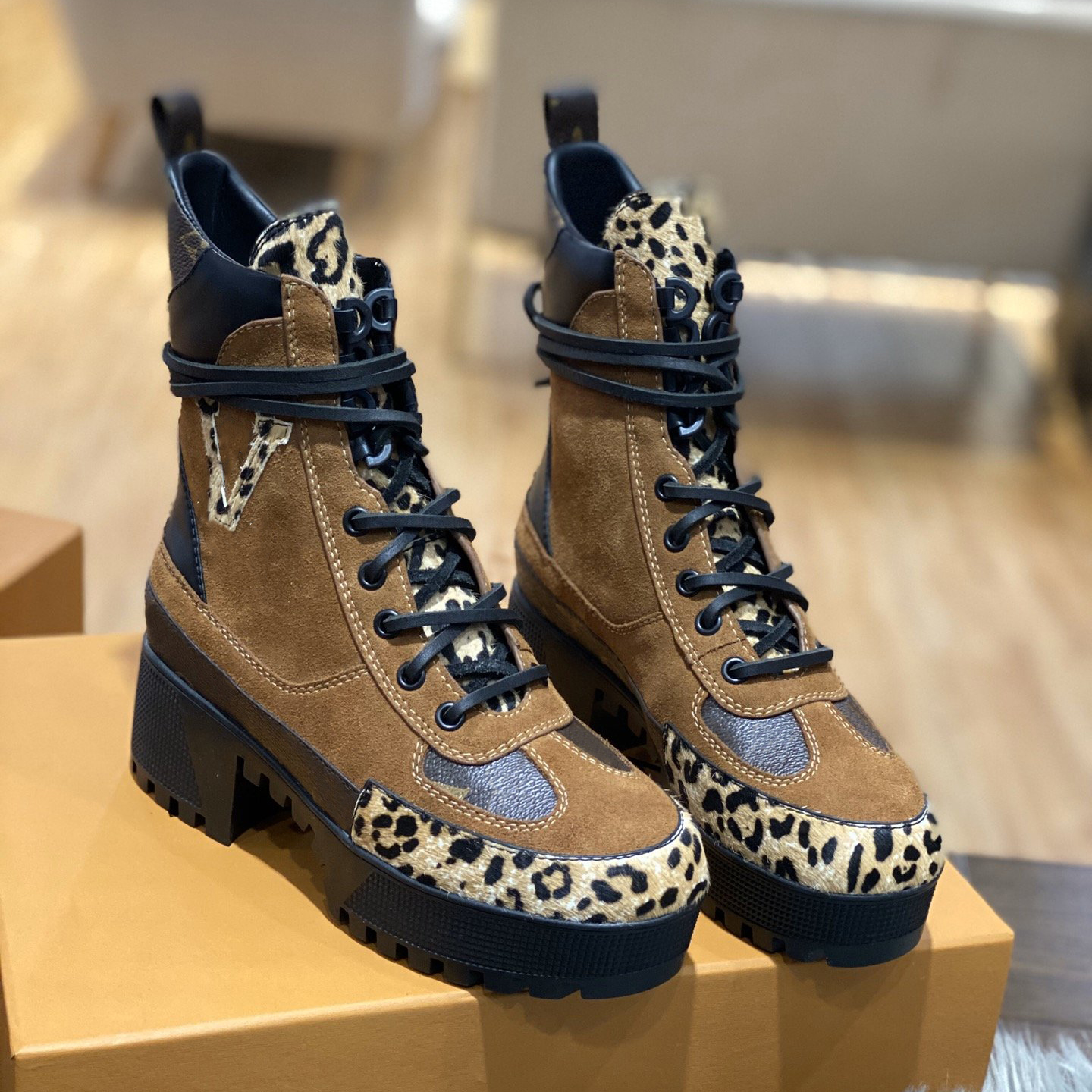 Women's classic high top Martin boots luxury non-slip casual design atmosphere, Photo color
Women's classic high top Martin boots luxury non-slip casual design atmosphere, Photo color
