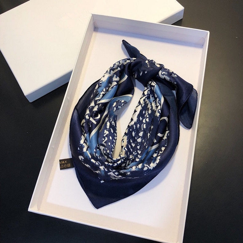 21/22 woman Silk Scarf Fashion full Letter D Headband Small temperament Scarves Variable leisure Headscarf Accessories Activity Gift 50*50
21/22 woman Silk Scarf Fashion full Letter D Headband Small temperament Scarves Variable leisure Headscarf Accessories Activity Gift 50*50