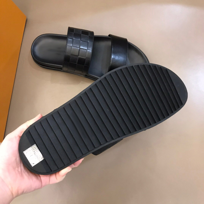 2021 Designer luxurys slippers men sandals fashion beach shoes flip flops flat non-slip classical hole slipper with box size 39-45 -G138, Black
2021 Designer luxurys slippers men sandals fashion beach shoes flip flops flat non-slip classical hole slipper with box size 39-45 -G138, Black