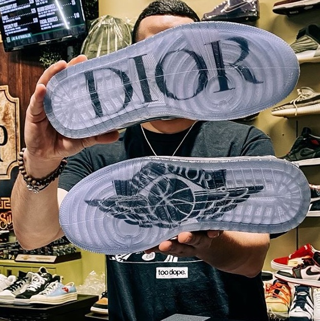 20SS Cònvèrsè air Dìòr Jòrdà n 1 Paris Homme KÃWS AJ decorations oblique 03168 Basketball Casual Trainers Luxury Designer Triple S Sneakers Sho
20SS Cònvèrsè air Dìòr Jòrdà n 1 Paris Homme KÃWS AJ decorations oblique 03168 Basketball Casual Trainers Luxury Designer Triple S Sneakers Sho