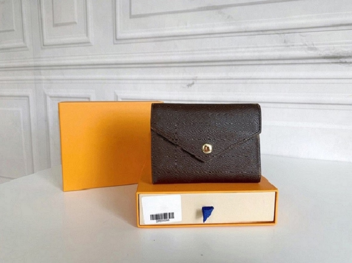 High Quality Luxurys Designers Wallets Purse Bag Fashion Short Victorine Wallet Embossed Monograms Empreinte Classic Pallas Card Holder Zippy Coin Purses 41938, Old flower yellow
High Quality Luxurys Designers Wallets Purse Bag Fashion Short Victorine Wallet Embossed Monograms Empreinte Classic Pallas Card Holder Zippy Coin Purses 41938, Old flower yellow