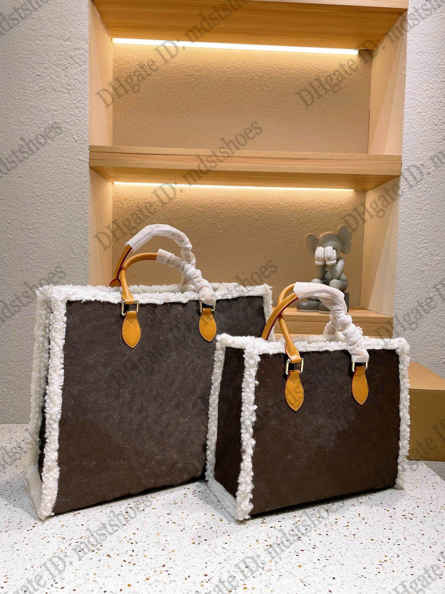 Teddy Oversized Onthego Fur GM MM Winter Tote Wool Sheepskin Designer Womens Luxurys Shoulder Bag Large Capacity ON THE GO 41cm 32cm
Teddy Oversized Onthego Fur GM MM Winter Tote Wool Sheepskin Designer Womens Luxurys Shoulder Bag Large Capacity ON THE GO 41cm 32cm