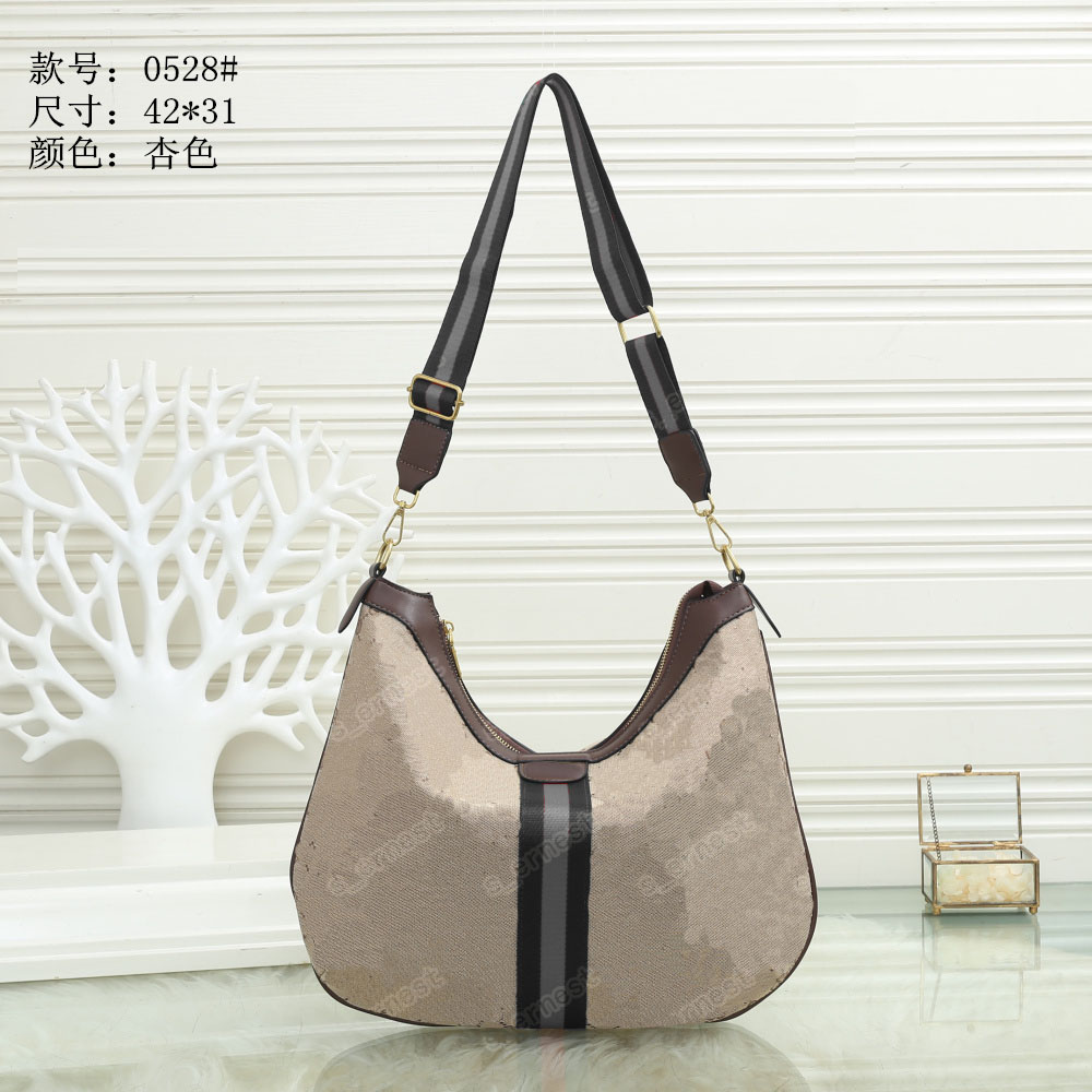 2021 Classic ladies shoulder bags messenger bag luxury designer handbag crossbody backpack purses high-quality fabric letter pattern, Brown
2021 Classic ladies shoulder bags messenger bag luxury designer handbag crossbody backpack purses high-quality fabric letter pattern, Brown