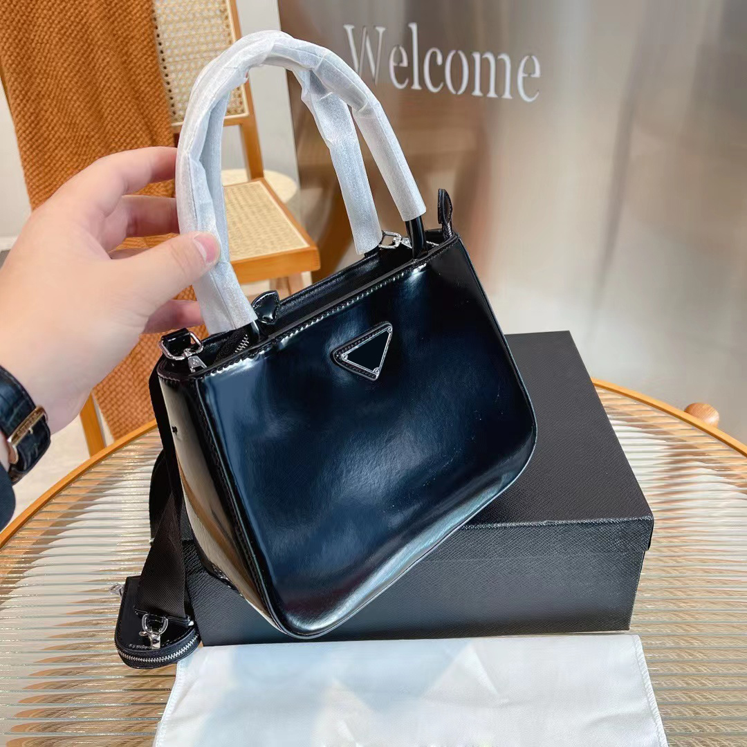 high quality Designers bags women square handbag large capacity lady wallet exquisite black patent leather Single Shoulder Messenger bag styles good nice
high quality Designers bags women square handbag large capacity lady wallet exquisite black patent leather Single Shoulder Messenger bag styles good nice