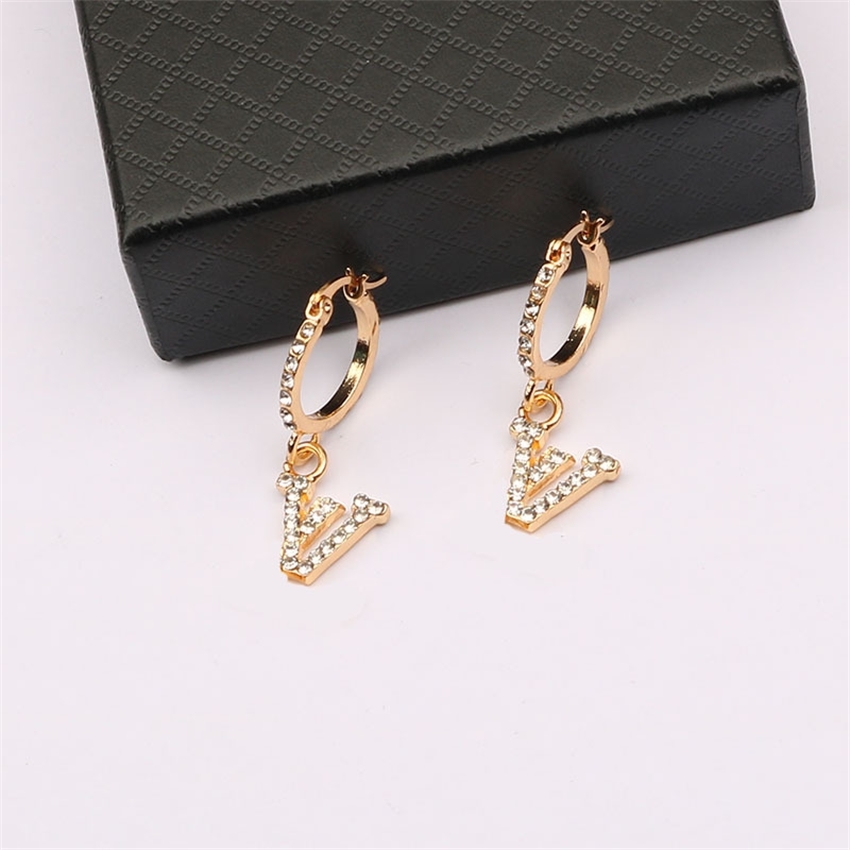 New earrings creative fashion full diamond V family Earrings feminine long luxury simple ear jewelryvNJ9Zg, Golden;silver
New earrings creative fashion full diamond V family Earrings feminine long luxury simple ear jewelryvNJ9Zg, Golden;silver
