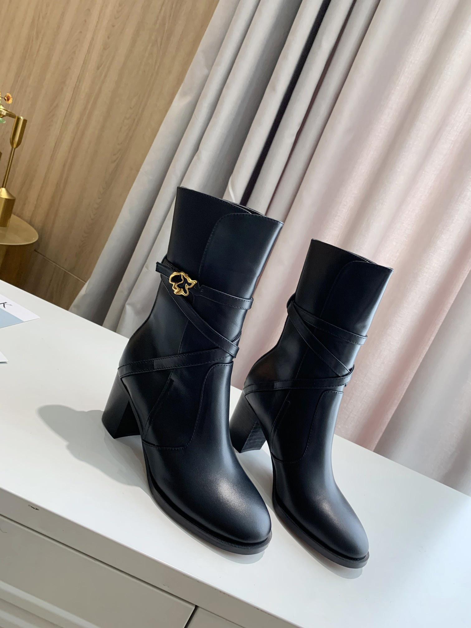 Fashion designer ankle boots women's shoes CD belt buckle winter boot ladies girls silk cowhide leather high-top women high-heeled ankles bootss, Customize
Fashion designer ankle boots women's shoes CD belt buckle winter boot ladies girls silk cowhide leather high-top women high-heeled ankles bootss, Customize