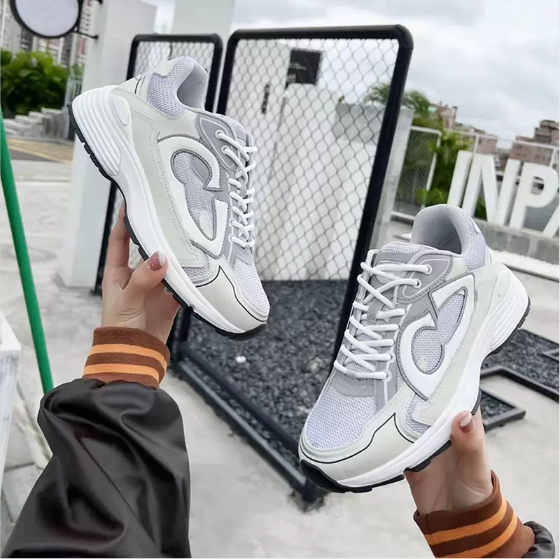 Mens Designers Shoes Modern smooth lines and technical fabrics Fashion Women Trainers Luxury Casual Breathable Oblique Mesh Outdoor sneakers
Mens Designers Shoes Modern smooth lines and technical fabrics Fashion Women Trainers Luxury Casual Breathable Oblique Mesh Outdoor sneakers