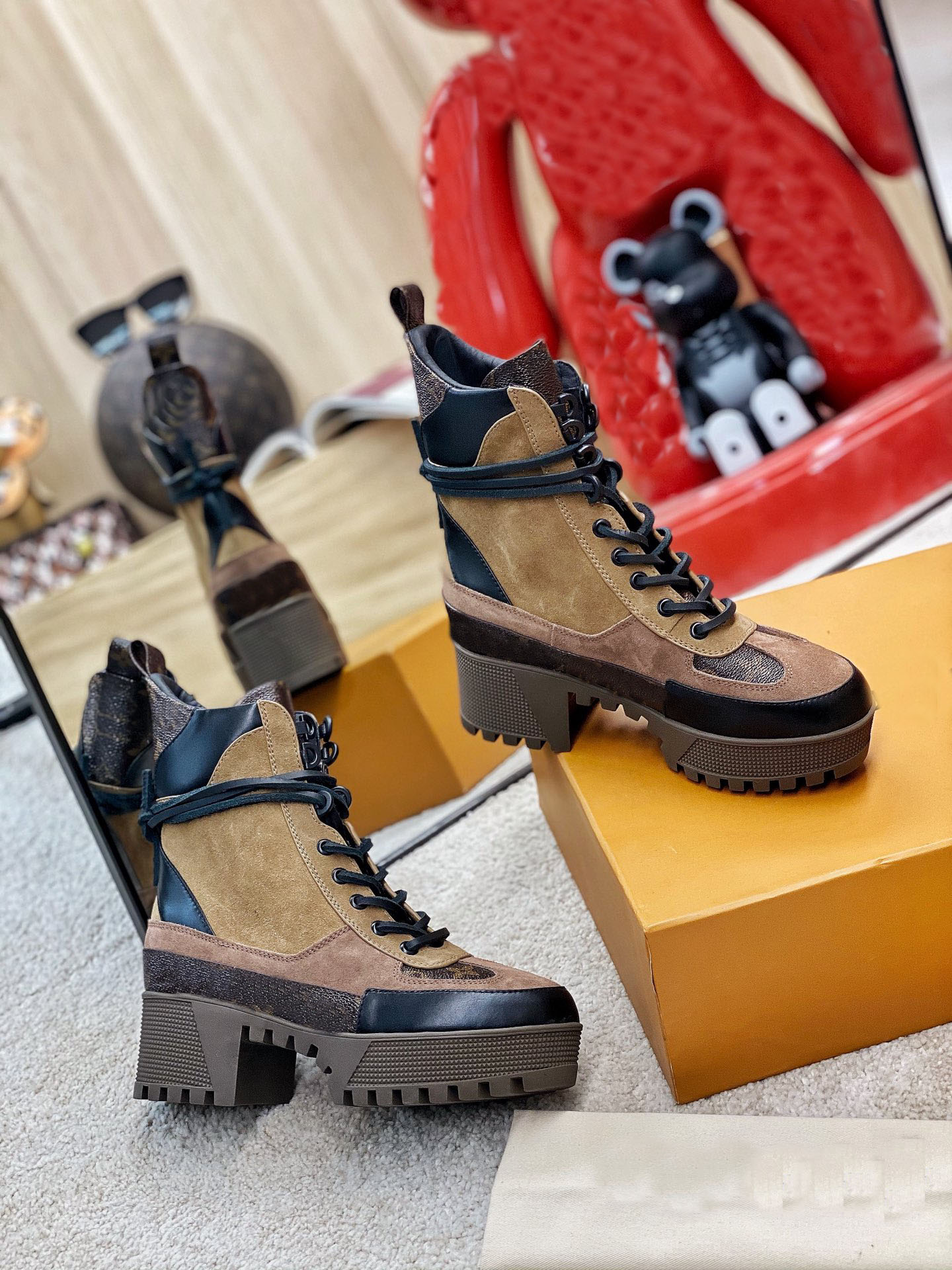 METROPOLIS FLAT RANGERS boots 2021 luxurious designer fashion classic leather women shoes, Color 17
METROPOLIS FLAT RANGERS boots 2021 luxurious designer fashion classic leather women shoes, Color 17