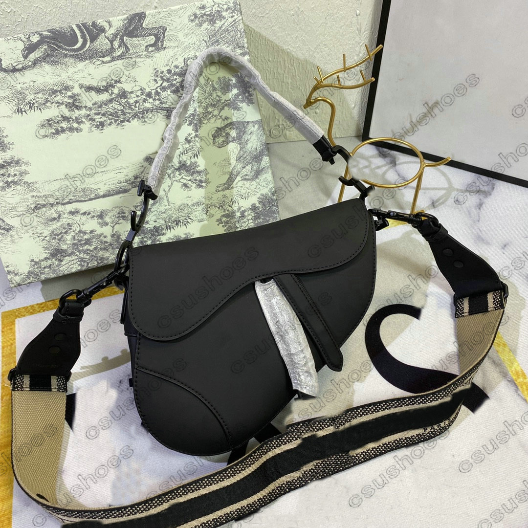 Luxurys Designers Oblique Embroidered Bags Designer Handbag Lady Saddle Bags Horseshoe Buckle Handbag Letters Shoulder Leather Vintage Purse
Luxurys Designers Oblique Embroidered Bags Designer Handbag Lady Saddle Bags Horseshoe Buckle Handbag Letters Shoulder Leather Vintage Purse