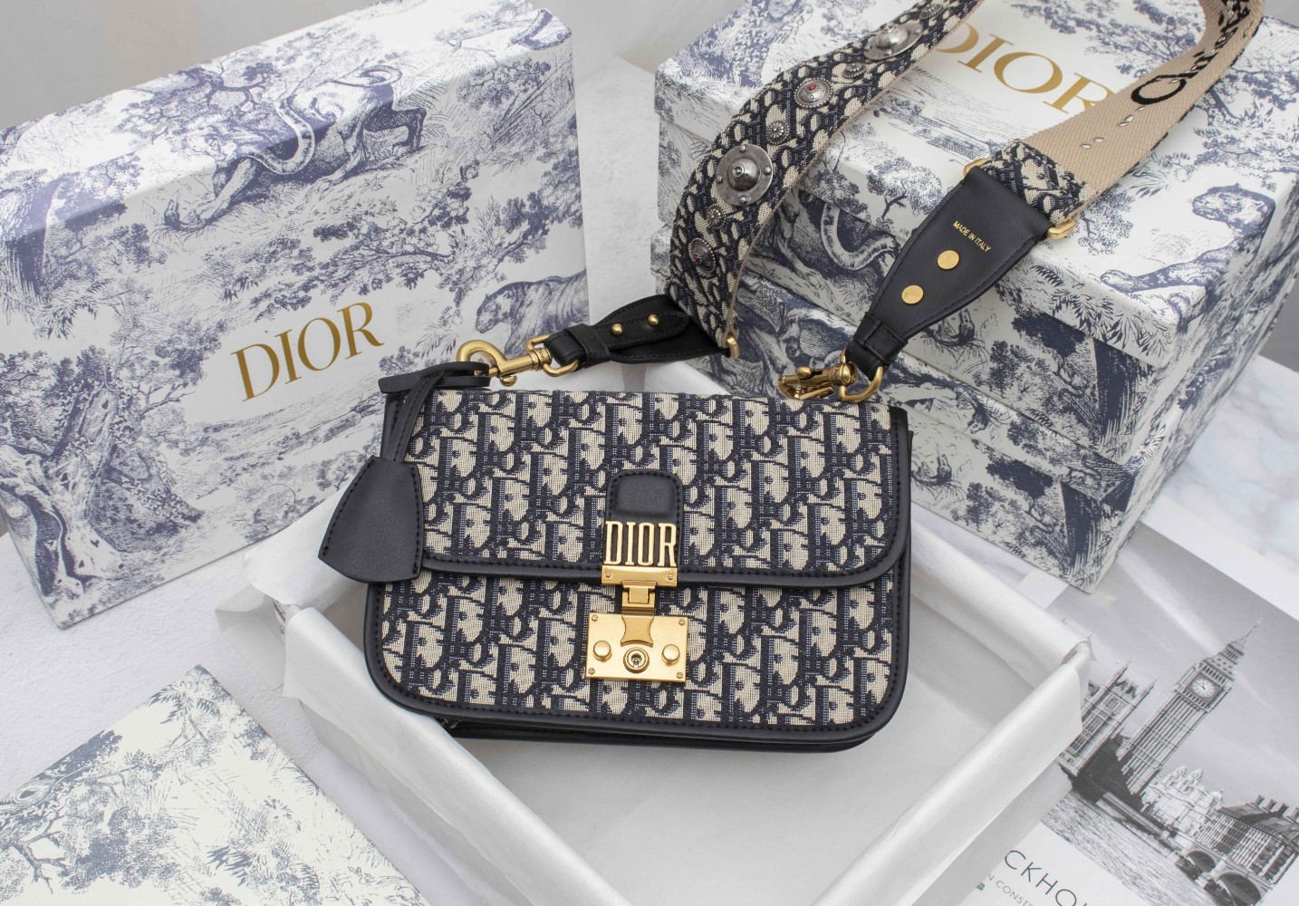 Dior 5A quality embroidery original Luxurys Designers Bags hobo embroidered capacity shopping bags women handbags tote purse handmade double-sided
Dior 5A quality embroidery original Luxurys Designers Bags hobo embroidered capacity shopping bags women handbags tote purse handmade double-sided