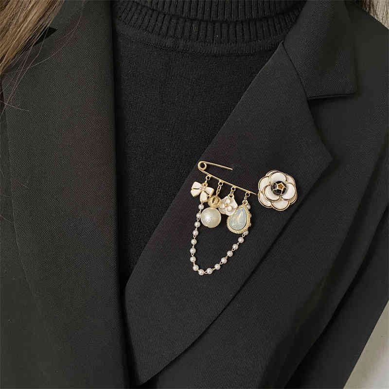 Brooch Camellia High-grade Female Exquisite Minority Design 2021 Fashion Sense Suit Pin Accessories
