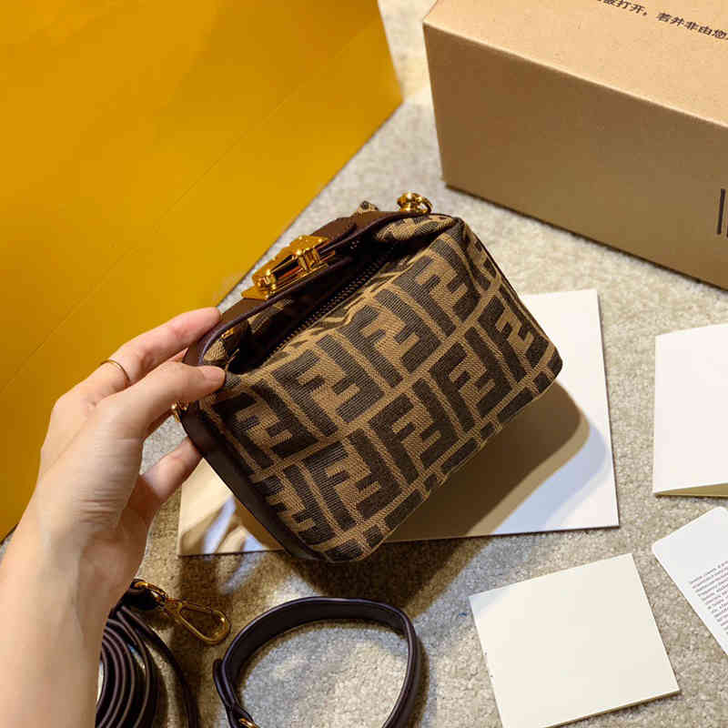 FF lunch bag old flower underarm vintage mini French stick dog walking One Shoulder Messenger
FF lunch bag old flower underarm vintage mini French stick dog walking One Shoulder Messenger