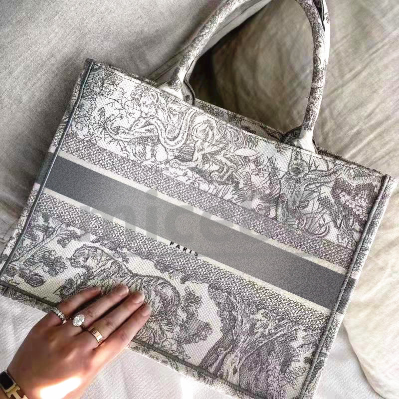 Top original embroidery quality Luxurys Designers Bag totes embroidered tiger pattern large capacity shopping bags handbag tote purse handmade double-sided, White with flower
Top original embroidery quality Luxurys Designers Bag totes embroidered tiger pattern large capacity shopping bags handbag tote purse handmade double-sided, White with flower