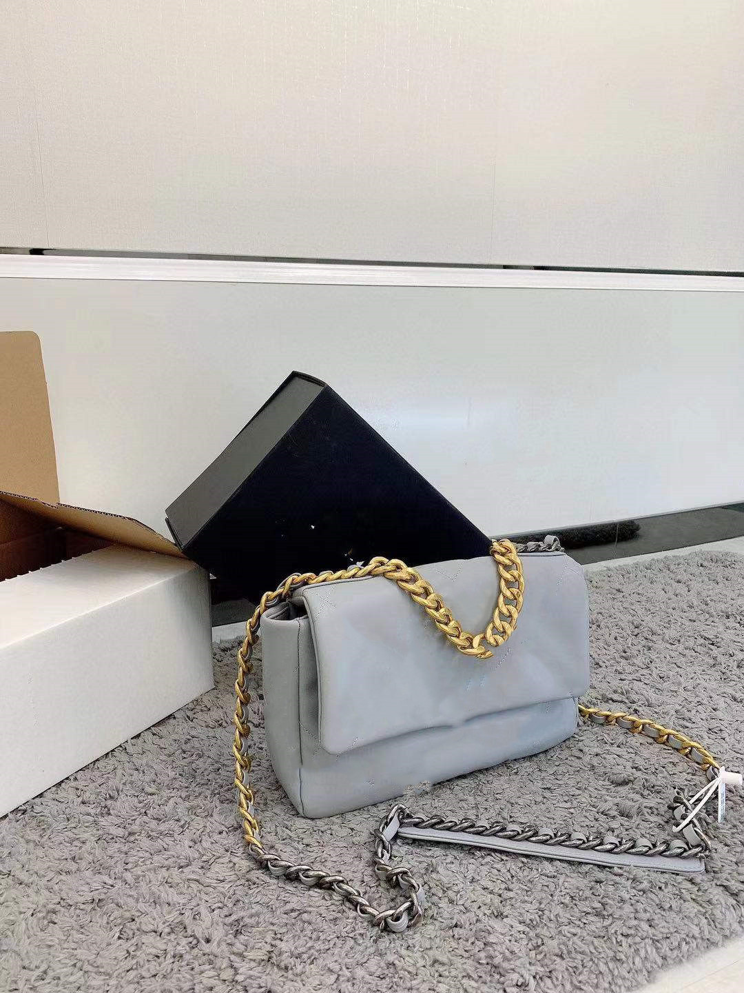 Metallic Wholesale Top luxury sheepskin Bags shoulder aslant package classic+ fashionable vogue spring/summer styles high artistic quality Artwork, Custom
Metallic Wholesale Top luxury sheepskin Bags shoulder aslant package classic+ fashionable vogue spring/summer styles high artistic quality Artwork, Custom