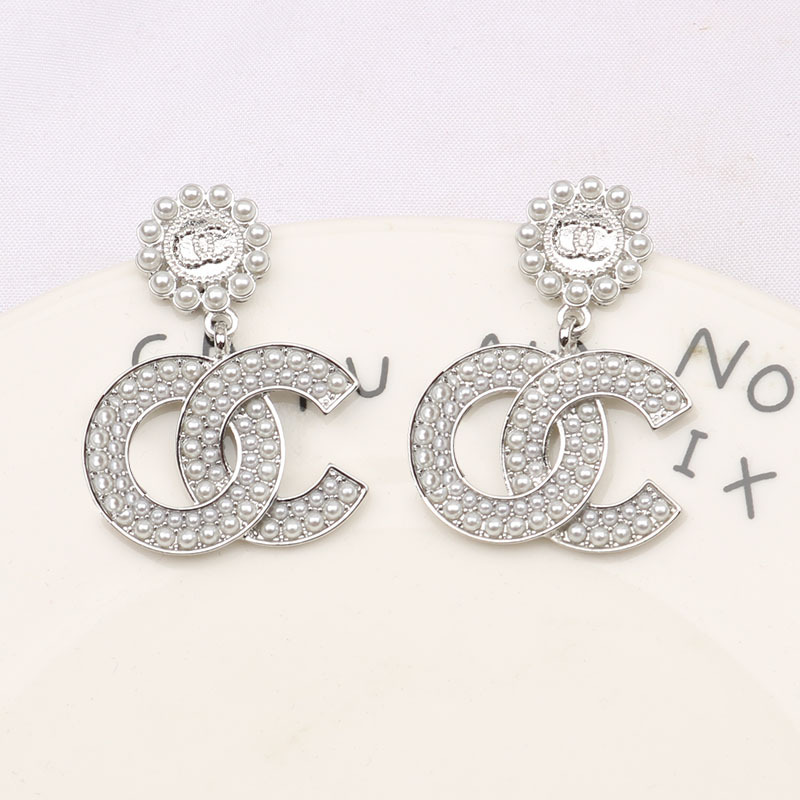 18K Gold Plated Luxury Brand Designers Double Letters Stud Clip Chain Geometric Famous Women Tassel Crystal Rhinestone Pearl Earring Wedding Party Jewerlry
18K Gold Plated Luxury Brand Designers Double Letters Stud Clip Chain Geometric Famous Women Tassel Crystal Rhinestone Pearl Earring Wedding Party Jewerlry