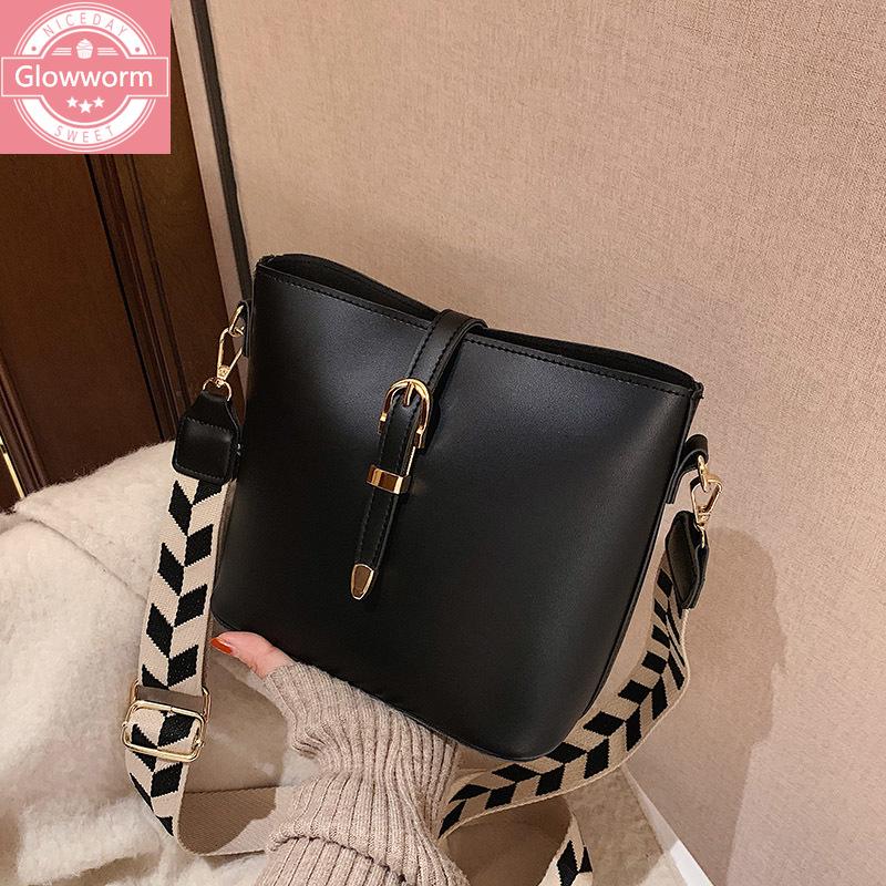 Ladies casual bucket bag luxury designer ladies bag wide shoulder strap shoulder fashion messenger retro female, Black
Ladies casual bucket bag luxury designer ladies bag wide shoulder strap shoulder fashion messenger retro female, Black