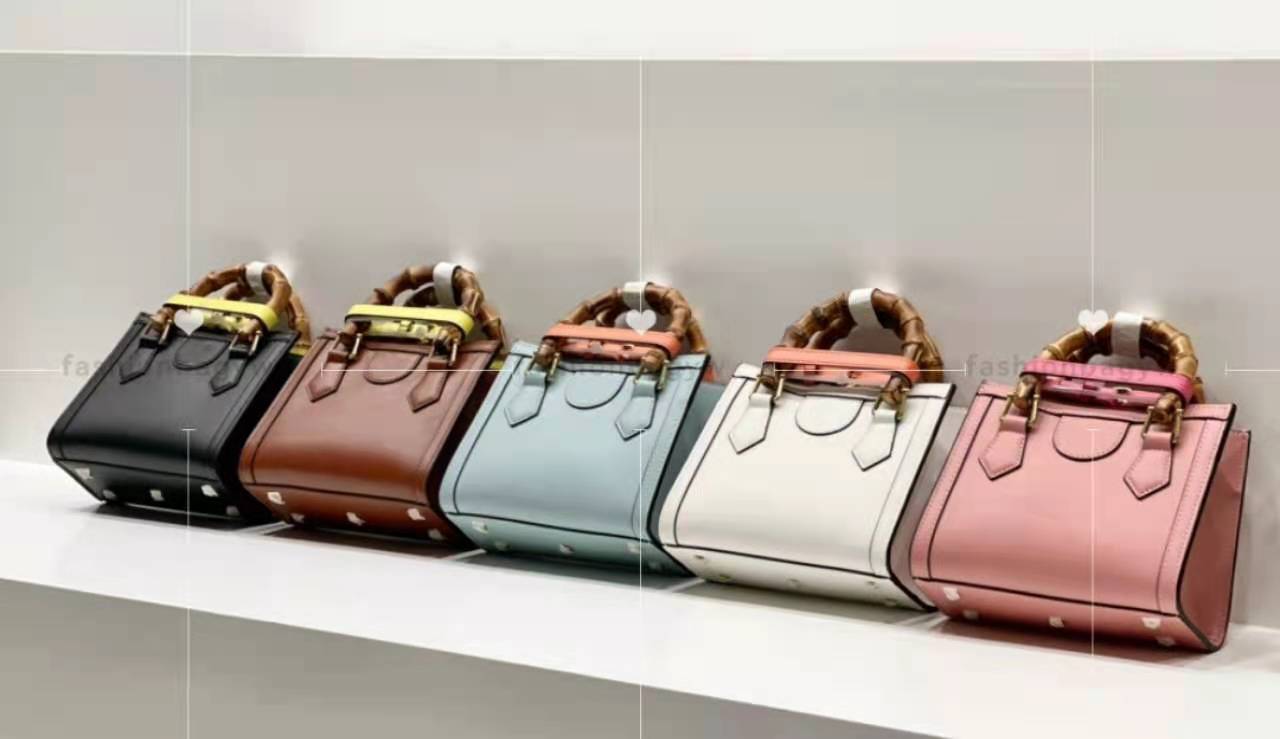 Classic designer Totes brand of last century bamboo knot with metal belt buckle fashion dynasty elegant style leather square silhouette simple collocation handbag, 111111111
Classic designer Totes brand of last century bamboo knot with metal belt buckle fashion dynasty elegant style leather square silhouette simple collocation handbag, 111111111