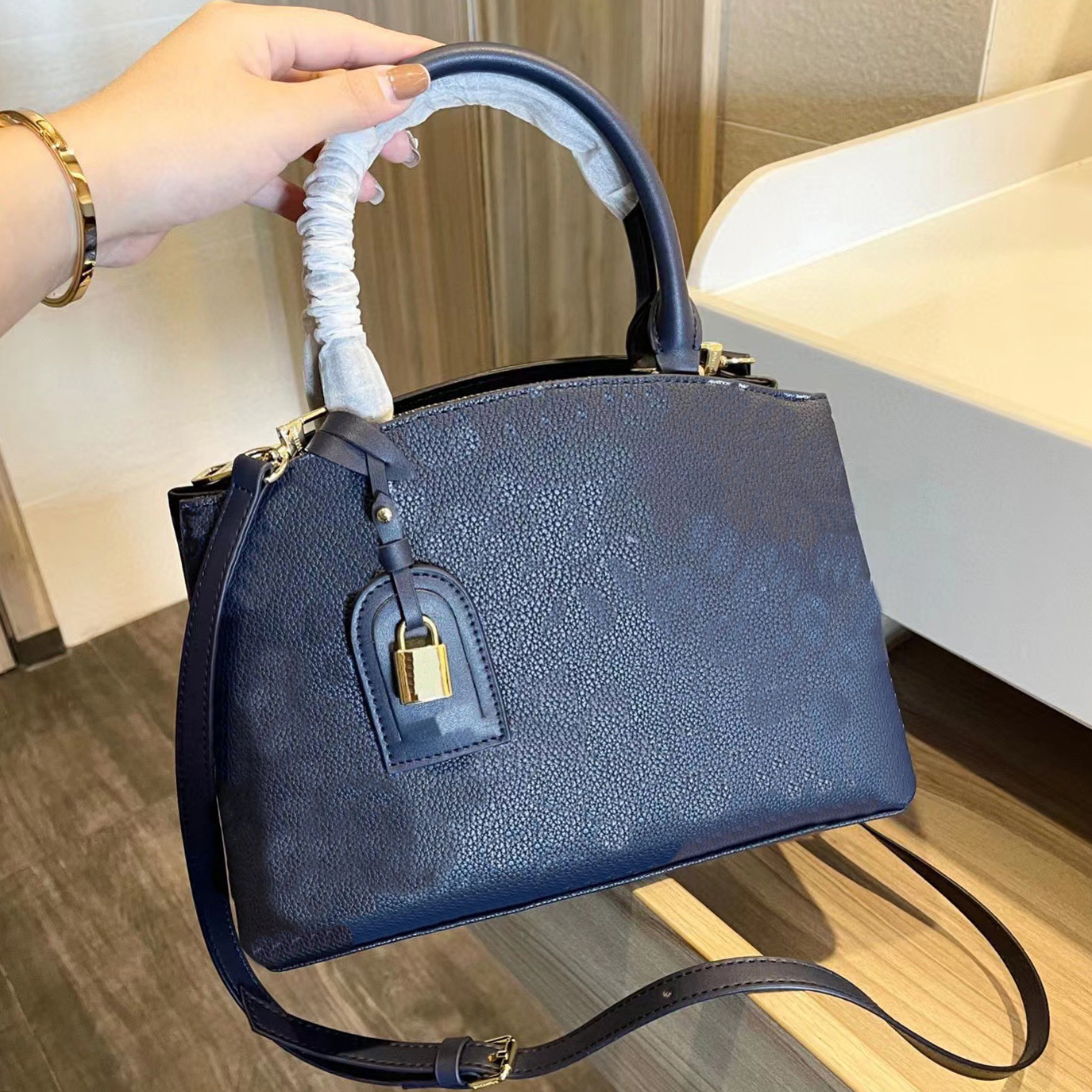 shopping bag Top designers High Quality Luxurys Ladies 2021 handbag Women fashion mother handbags bags chains wallet cossbody Leather printing purse Artwork totes, No bags
shopping bag Top designers High Quality Luxurys Ladies 2021 handbag Women fashion mother handbags bags chains wallet cossbody Leather printing purse Artwork totes, No bags