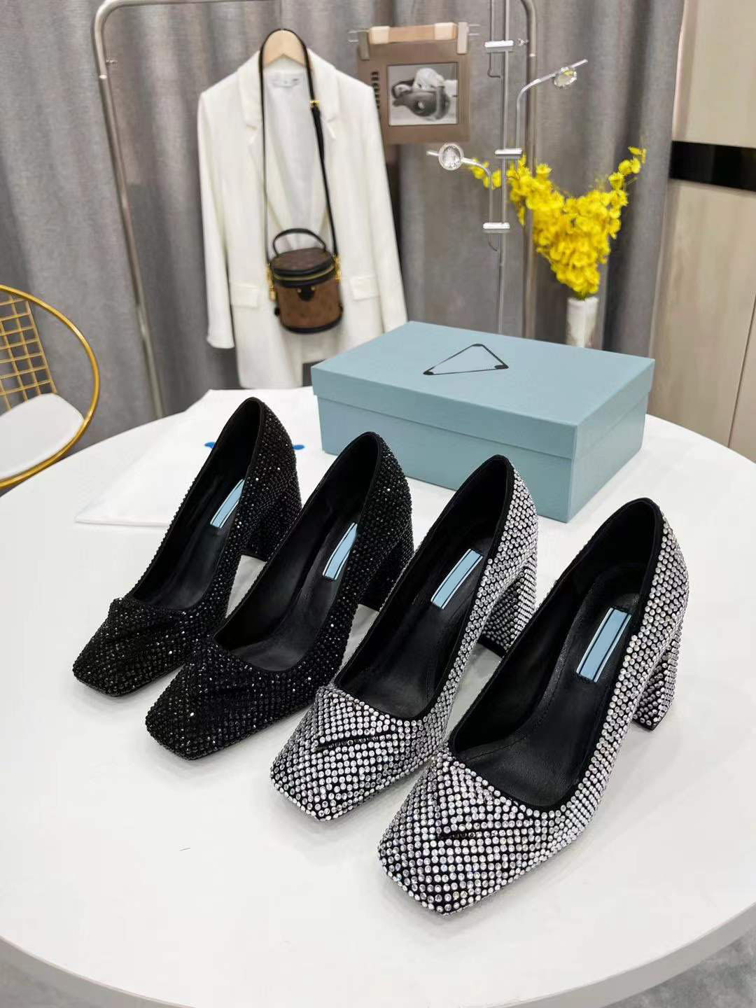 2022 latest full diamond women's sandals leather outsole designer single shoes complete package size 34-41, Black
2022 latest full diamond women's sandals leather outsole designer single shoes complete package size 34-41, Black