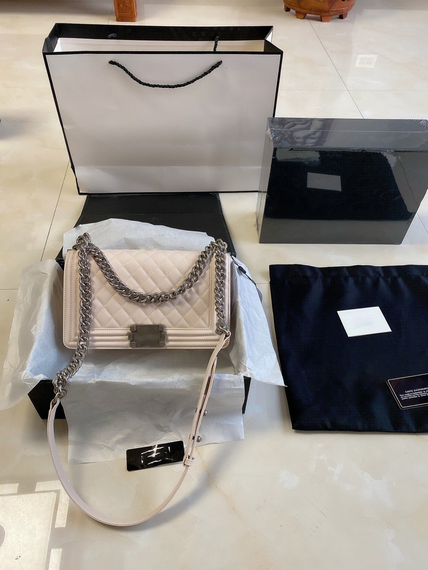 New luxury handbag designer one-shoulder handbag evening dress hourglass bag messenger handbag 25cm High-end fashion, Black
New luxury handbag designer one-shoulder handbag evening dress hourglass bag messenger handbag 25cm High-end fashion, Black