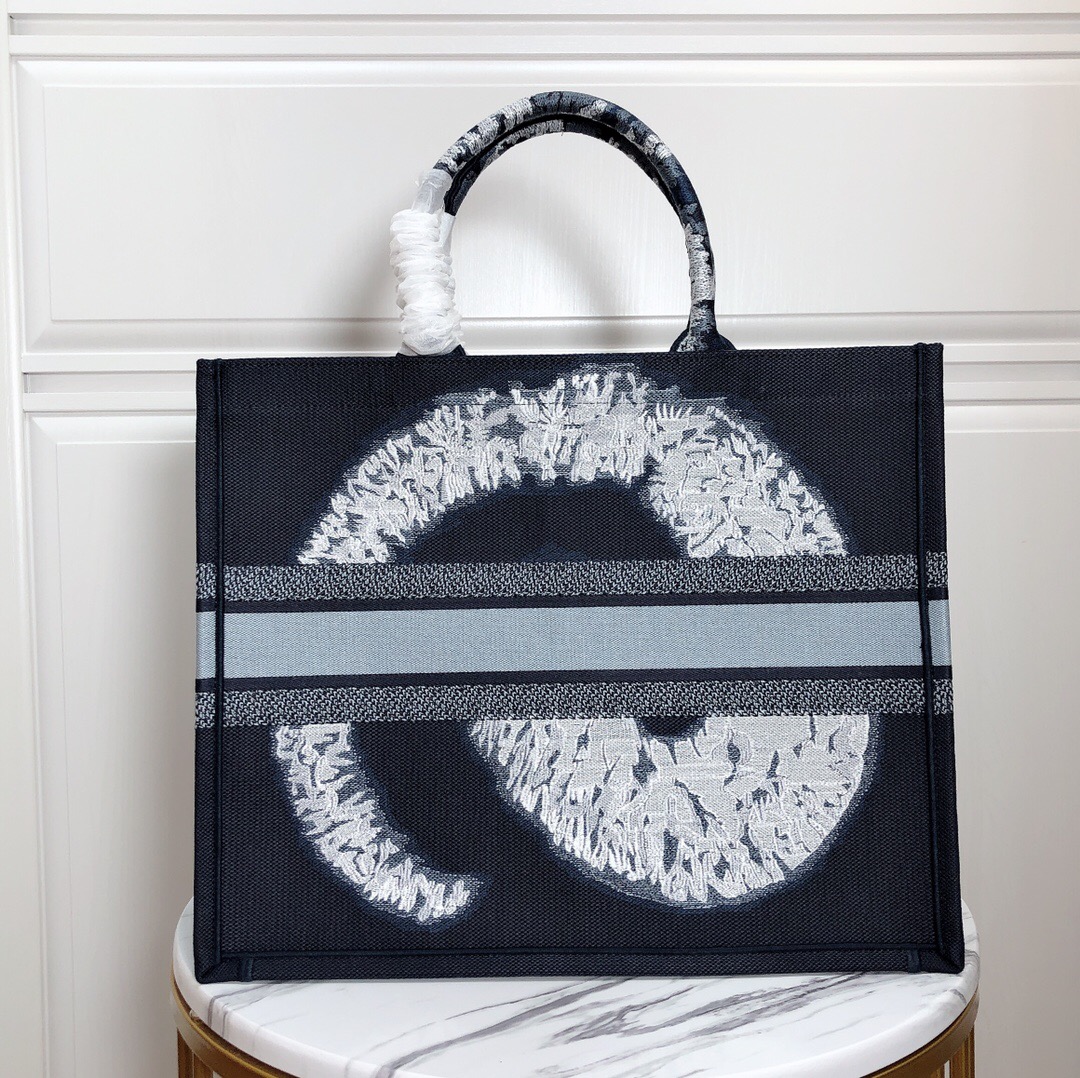 Ladies' bags, high-end customized high-quality shopping bags, affordable, if you want to see more styles, please contact me with fashion cla
Ladies' bags, high-end customized high-quality shopping bags, affordable, if you want to see more styles, please contact me with fashion cla
