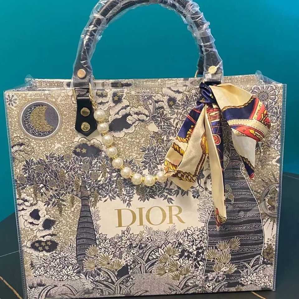 2021 new style women's big brand texture shopping transformation PVC tote large capacity handbag
2021 new style women's big brand texture shopping transformation PVC tote large capacity handbag