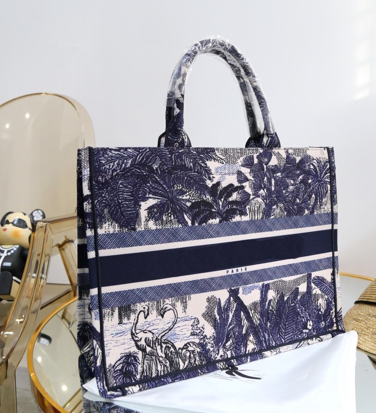 Luxury handbags women fashion shopping bags designer letters high quality handbag trendy women's temperament shoulder bag
Luxury handbags women fashion shopping bags designer letters high quality handbag trendy women's temperament shoulder bag