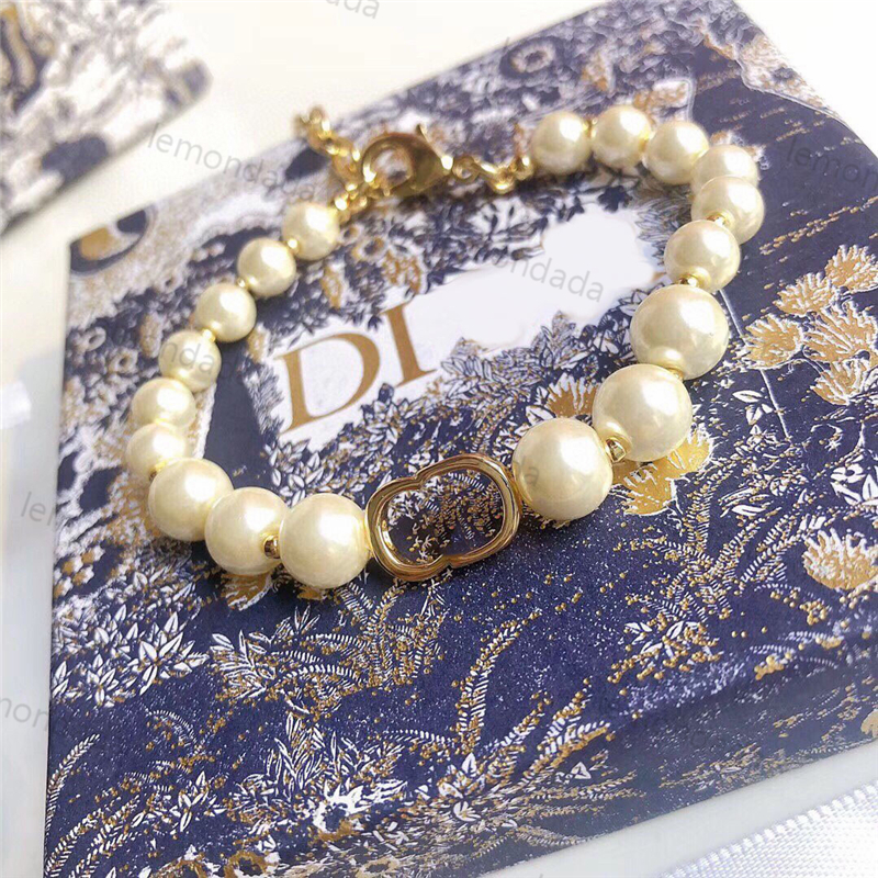 Fashion Pearl Charm Bracelets Women High Quality Bracelet Hollow Out Letter Luxury Jewelry Lady Party Vintage Ornaments Jewelrys, Golden;silver
Fashion Pearl Charm Bracelets Women High Quality Bracelet Hollow Out Letter Luxury Jewelry Lady Party Vintage Ornaments Jewelrys, Golden;silver
