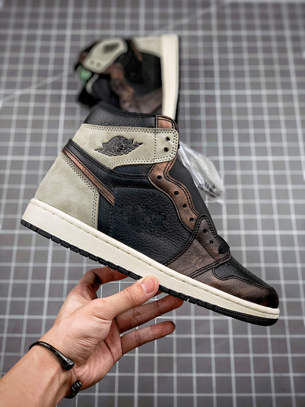 Basketball Shoes Jumpman 1 High OG Rust Shadow Patina/Rust Shadow retro high top Cultural Sneakers Outdoor Trainers With Original Box SIZE 40-47.5
Basketball Shoes Jumpman 1 High OG Rust Shadow Patina/Rust Shadow retro high top Cultural Sneakers Outdoor Trainers With Original Box SIZE 40-47.5