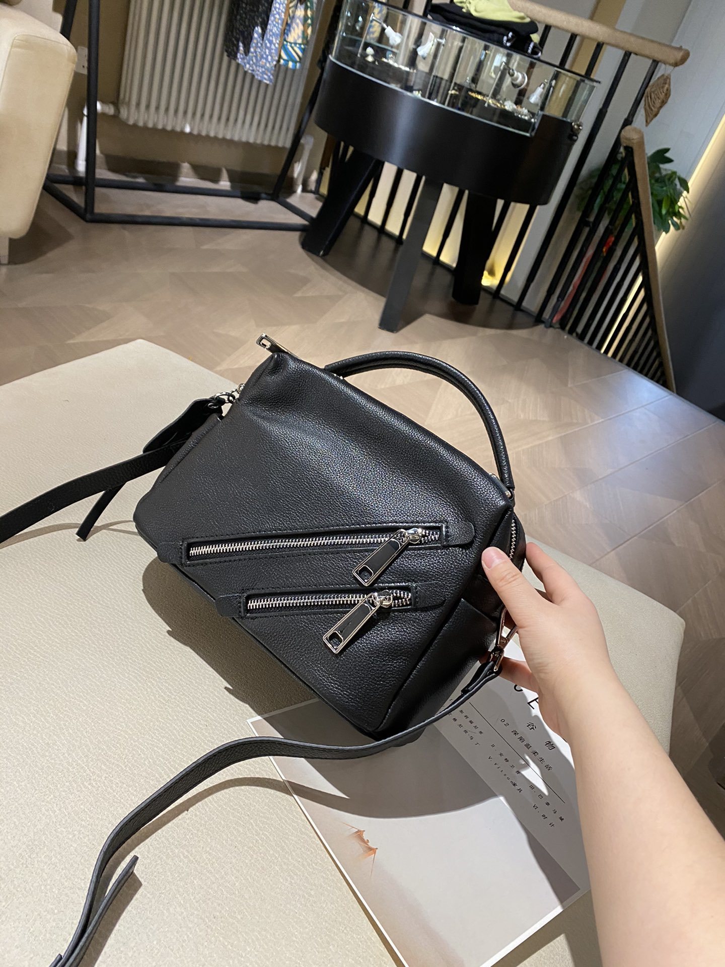 2021 fashionable and beautiful ladies famous shoulder bag leather chain messenger bag fashionable 28*20cm1, Black
2021 fashionable and beautiful ladies famous shoulder bag leather chain messenger bag fashionable 28*20cm1, Black