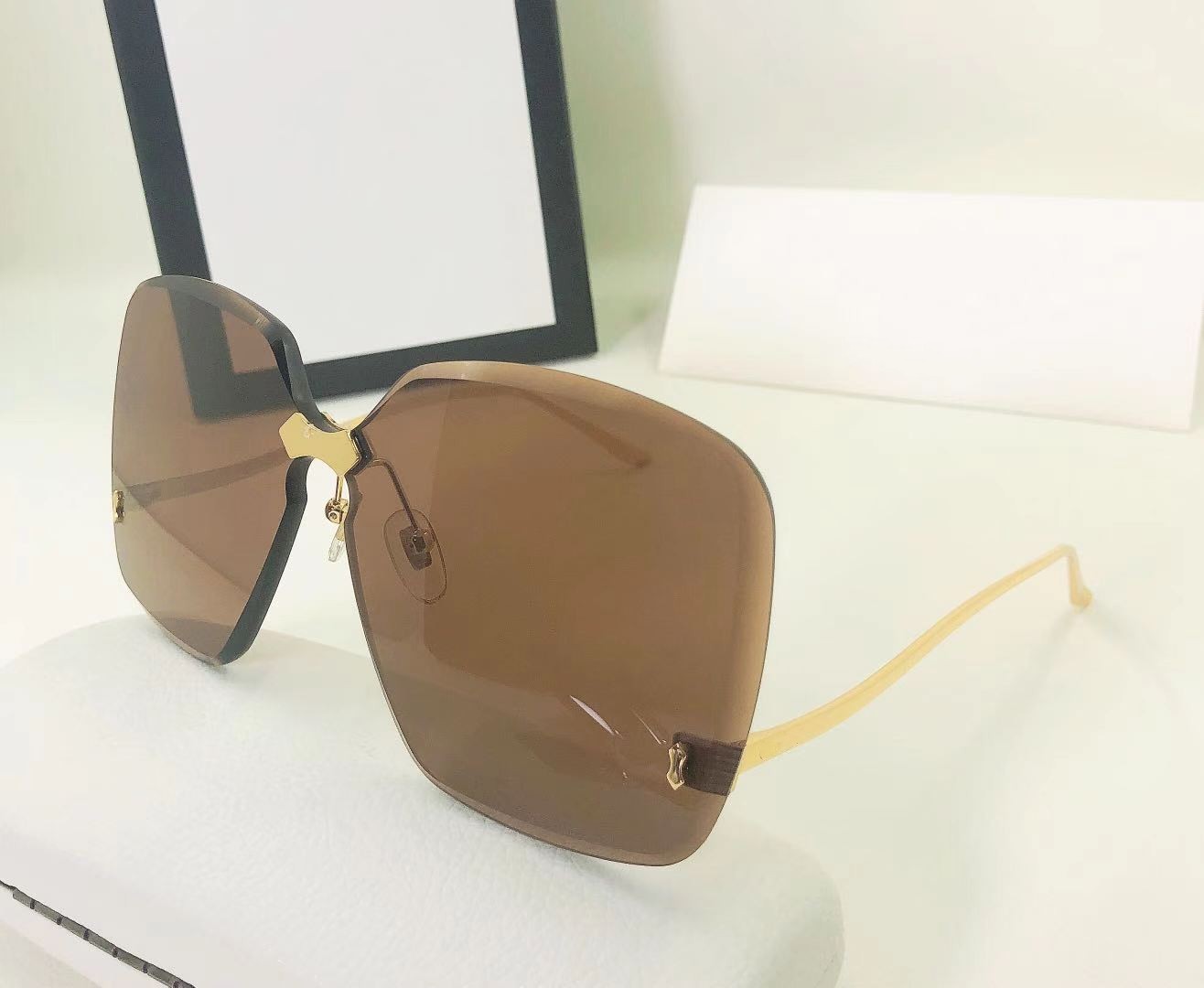 New top quality 2001 womens sunglasses men sun glasses women sunglasses fashion style protects eyes Gafas de sol lunettes de soleil with box, White;black
New top quality 2001 womens sunglasses men sun glasses women sunglasses fashion style protects eyes Gafas de sol lunettes de soleil with box, White;black