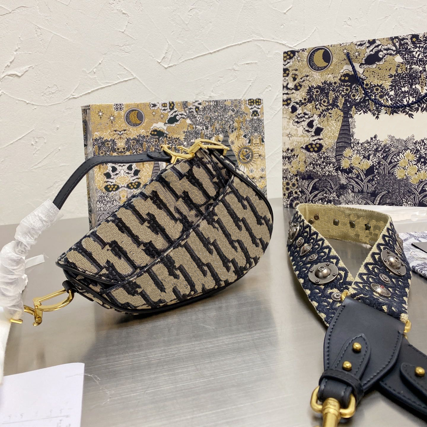 High Quality Saddle Bag Famous Brands Luxurys Designers Bags 2021 Crossbody Handbags Womans Purses Fashion Shoulder Handbag With Box 3162XS
High Quality Saddle Bag Famous Brands Luxurys Designers Bags 2021 Crossbody Handbags Womans Purses Fashion Shoulder Handbag With Box 3162XS