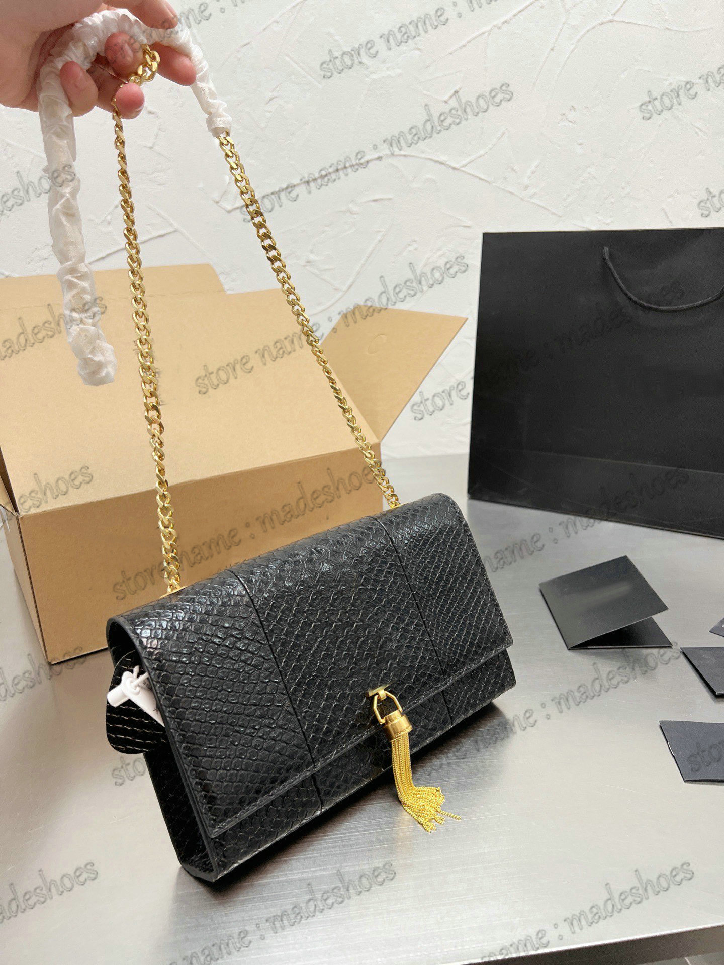 Kate Tassel Chain Shoulder Bag WOC Monograms Satchel Calfskin Crocodile Embossed Medium Womens Luxurys Flap Designer Cross Body Patent Leather Message Bag
Kate Tassel Chain Shoulder Bag WOC Monograms Satchel Calfskin Crocodile Embossed Medium Womens Luxurys Flap Designer Cross Body Patent Leather Message Bag