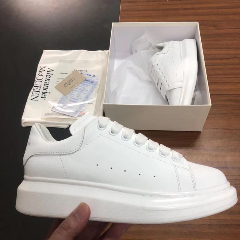 2021 designer Alexander McQueen shoes classic suede velvet leather women womens flats platform oversized sneaker mens espadrille flat sole M
2021 designer Alexander McQueen shoes classic suede velvet leather women womens flats platform oversized sneaker mens espadrille flat sole M