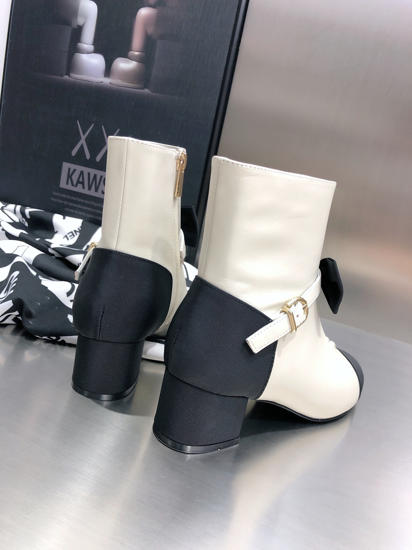 New winter high heeled and thick with short boots miss big aristocratic palace fashion wind small princess girl heart bows, Black
New winter high heeled and thick with short boots miss big aristocratic palace fashion wind small princess girl heart bows, Black