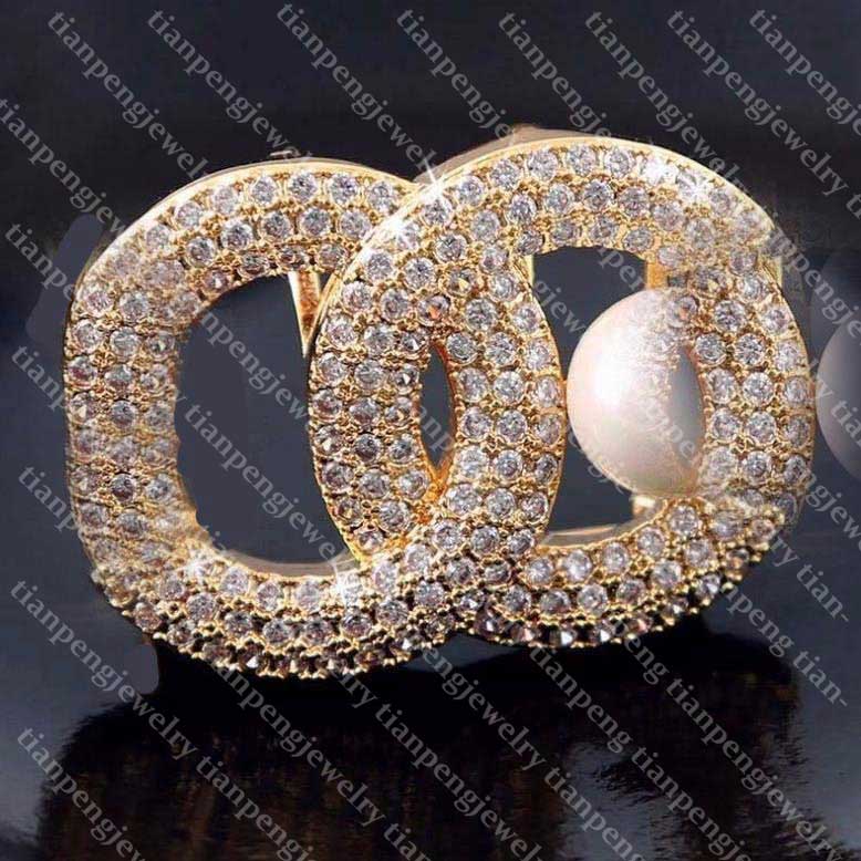 Top Designer Brooch Exquisite Pearl Brooch C Letter Brooches Pins Elegant Fashion Women CostumeDesigner Jewelry, Gray
Top Designer Brooch Exquisite Pearl Brooch C Letter Brooches Pins Elegant Fashion Women CostumeDesigner Jewelry, Gray