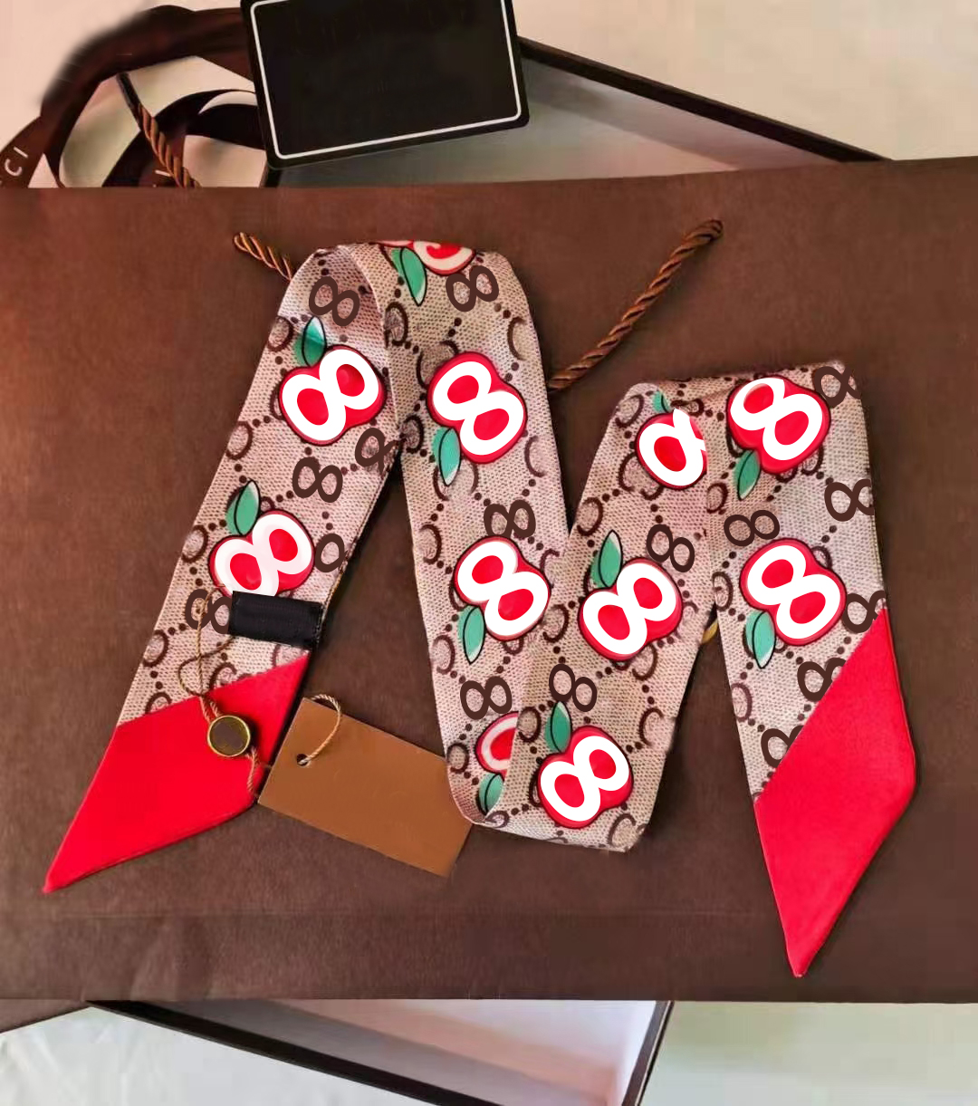 2021 newDesigner Headwear Luxury Brand Women's Scarf Fashion Handbag Silk scarfs Go with everything High grade alphabet small scarves 5*90cm
2021 newDesigner Headwear Luxury Brand Women's Scarf Fashion Handbag Silk scarfs Go with everything High grade alphabet small scarves 5*90cm